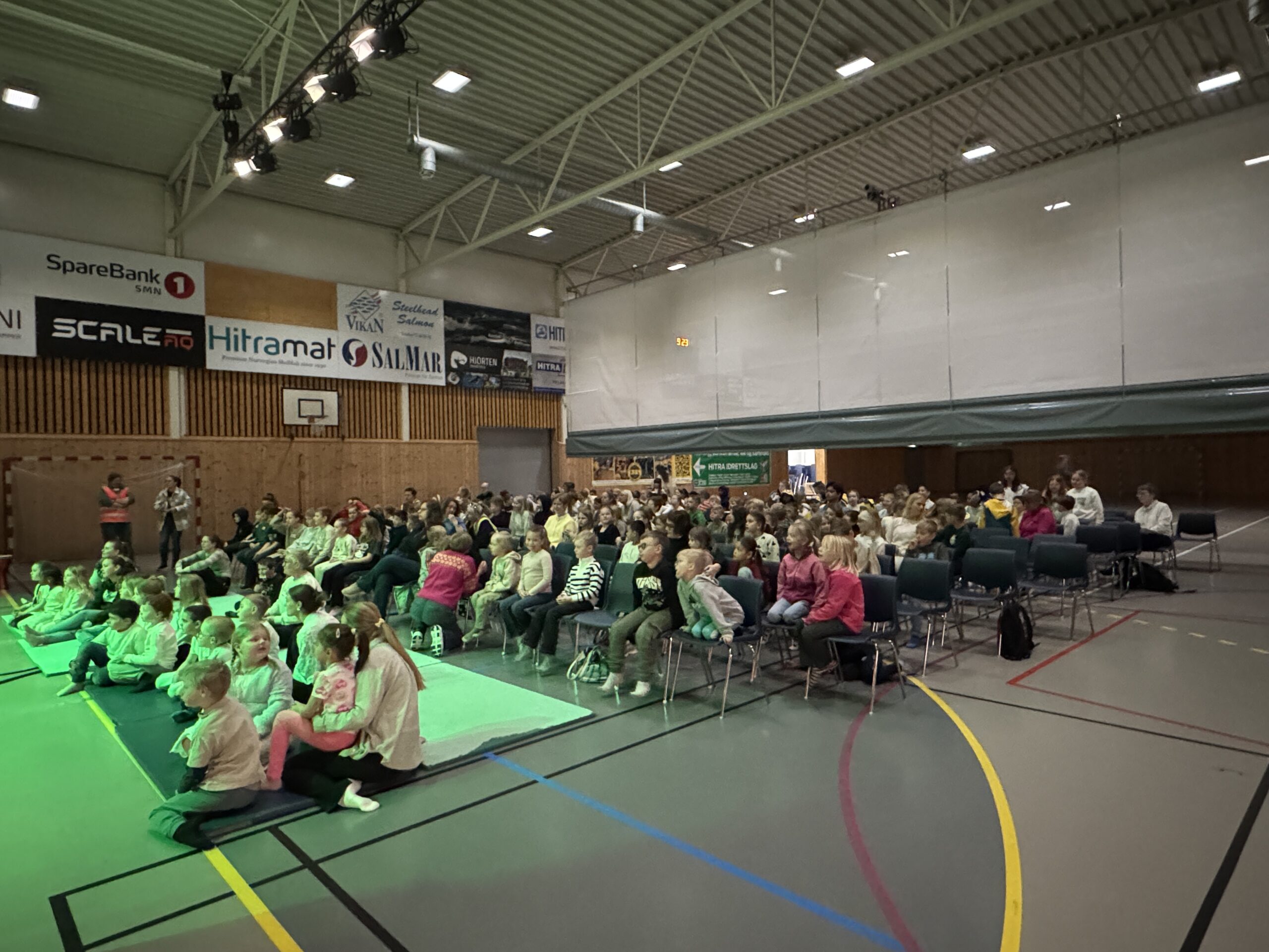 Barnekulturdagen fylte Hitrahallen med sang, dans og ekte sceneglede