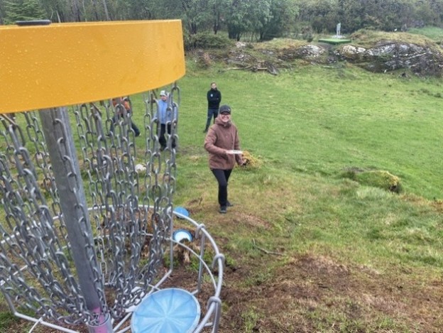 Sosialt treffpunkt på Hopsjø discgolfbane