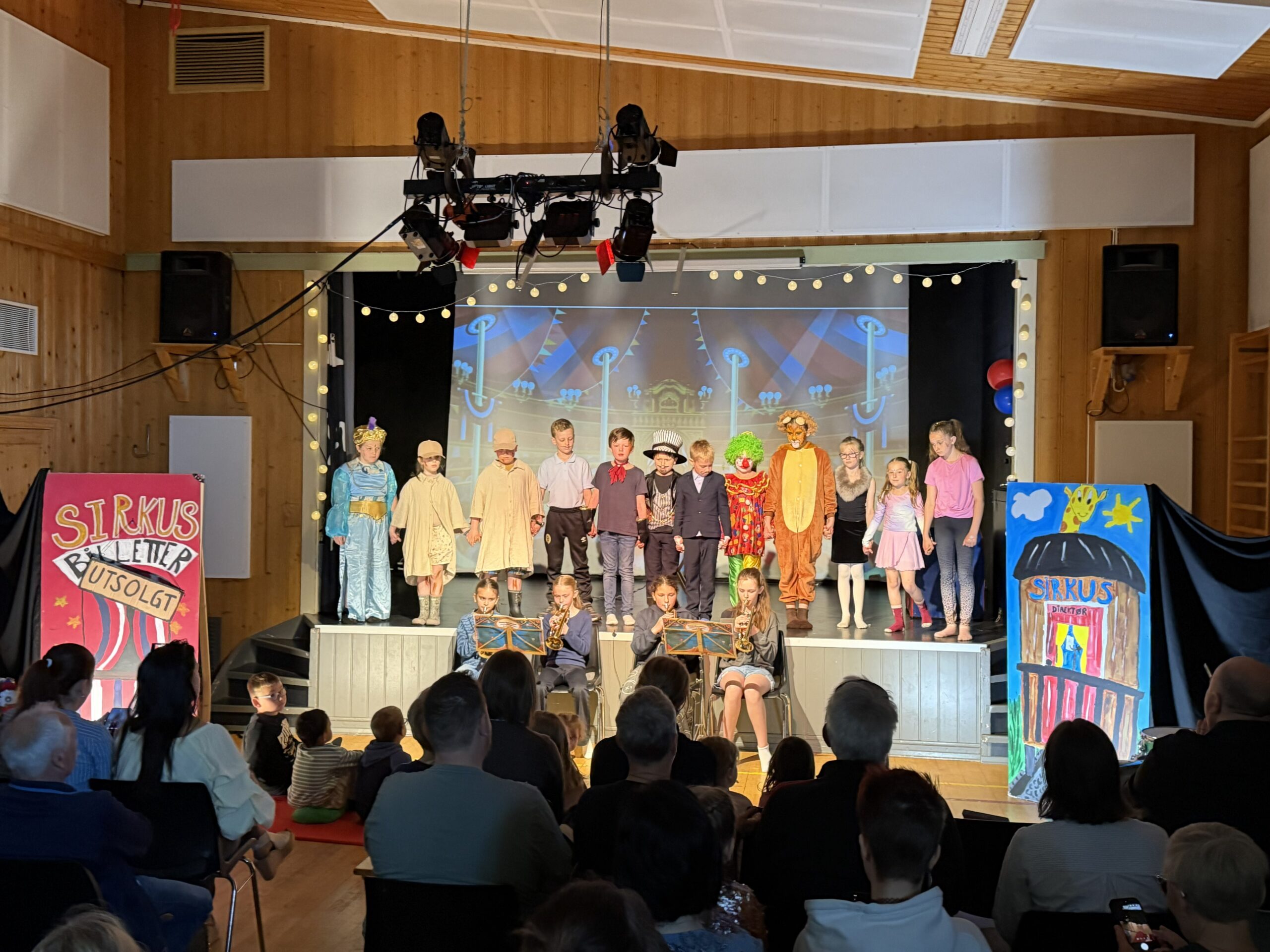 Fullsatt sirkusfest på Strand skole